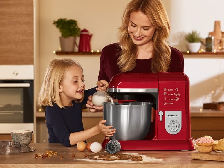 konyhai robotgép használat közben