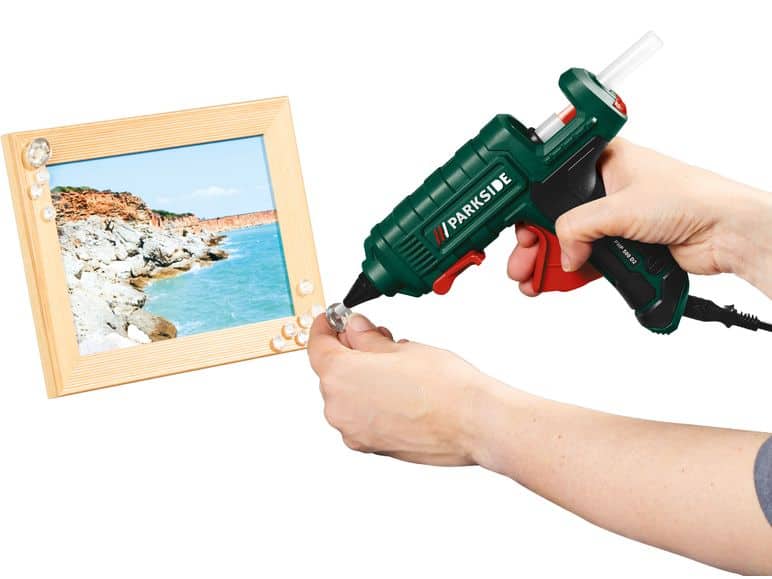 Parkside ragasztópisztoly munka közben